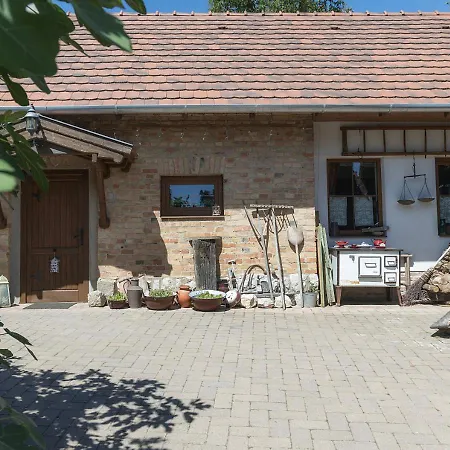 Mives Vendeghaz ゲストハウス 3*